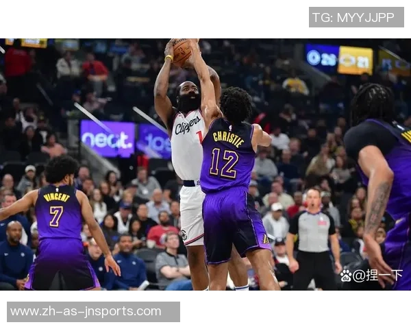 2004年西部半决赛第五场湖人对决马刺的激烈较量与经典瞬间回顾 2004年西部半决赛第五场湖人对决马刺的激烈较量与经典瞬间回顾